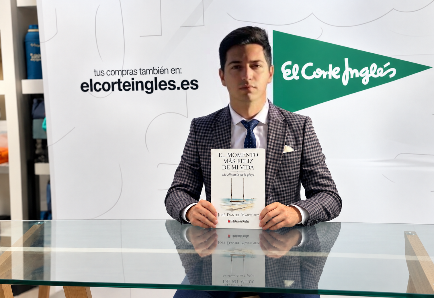 José Daniel Martínez con su poemario El momento más feliz de mi vida